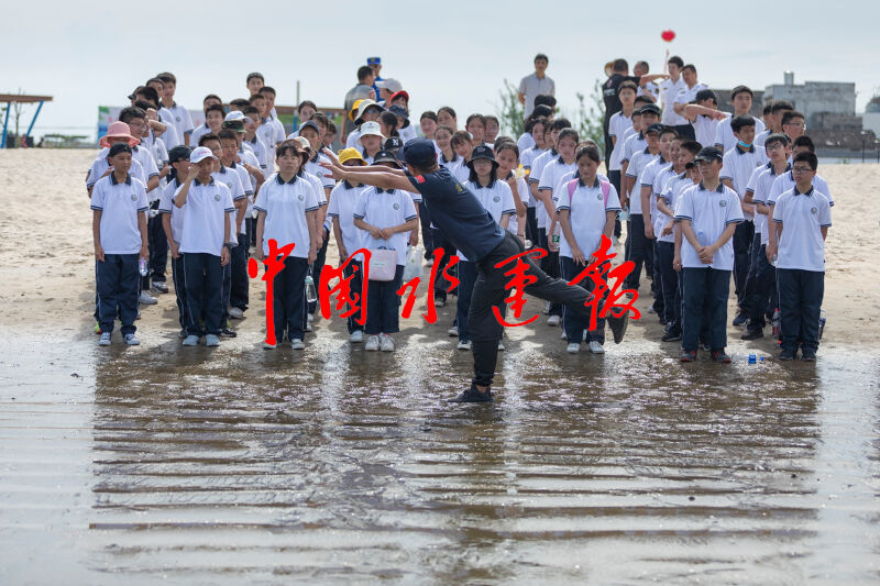 在成立仪式后,基地为来自坎门二中的近80名师生开展了第一堂防溺水"